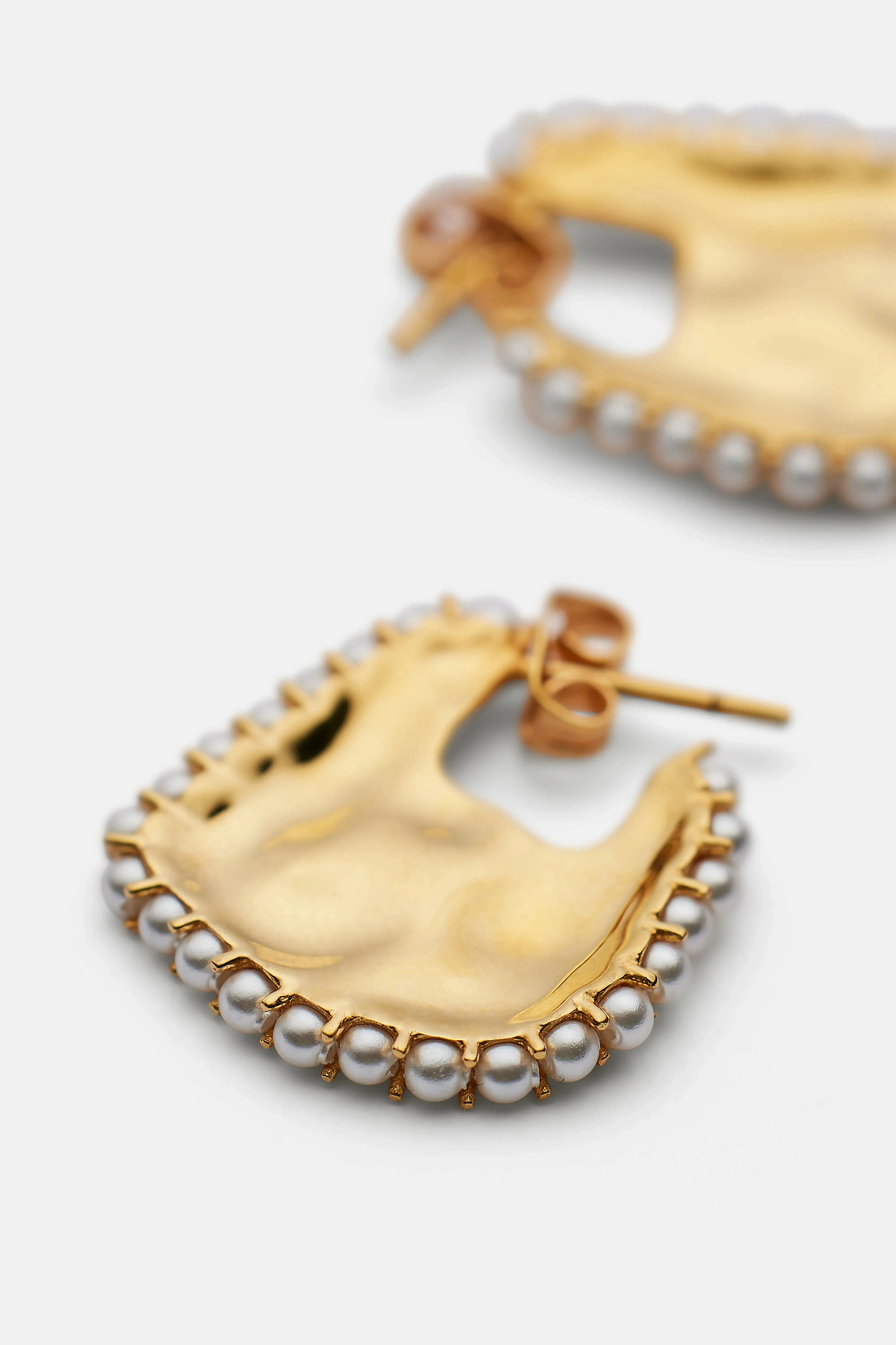 Mini Statement Earrings with White Pearls in Gold