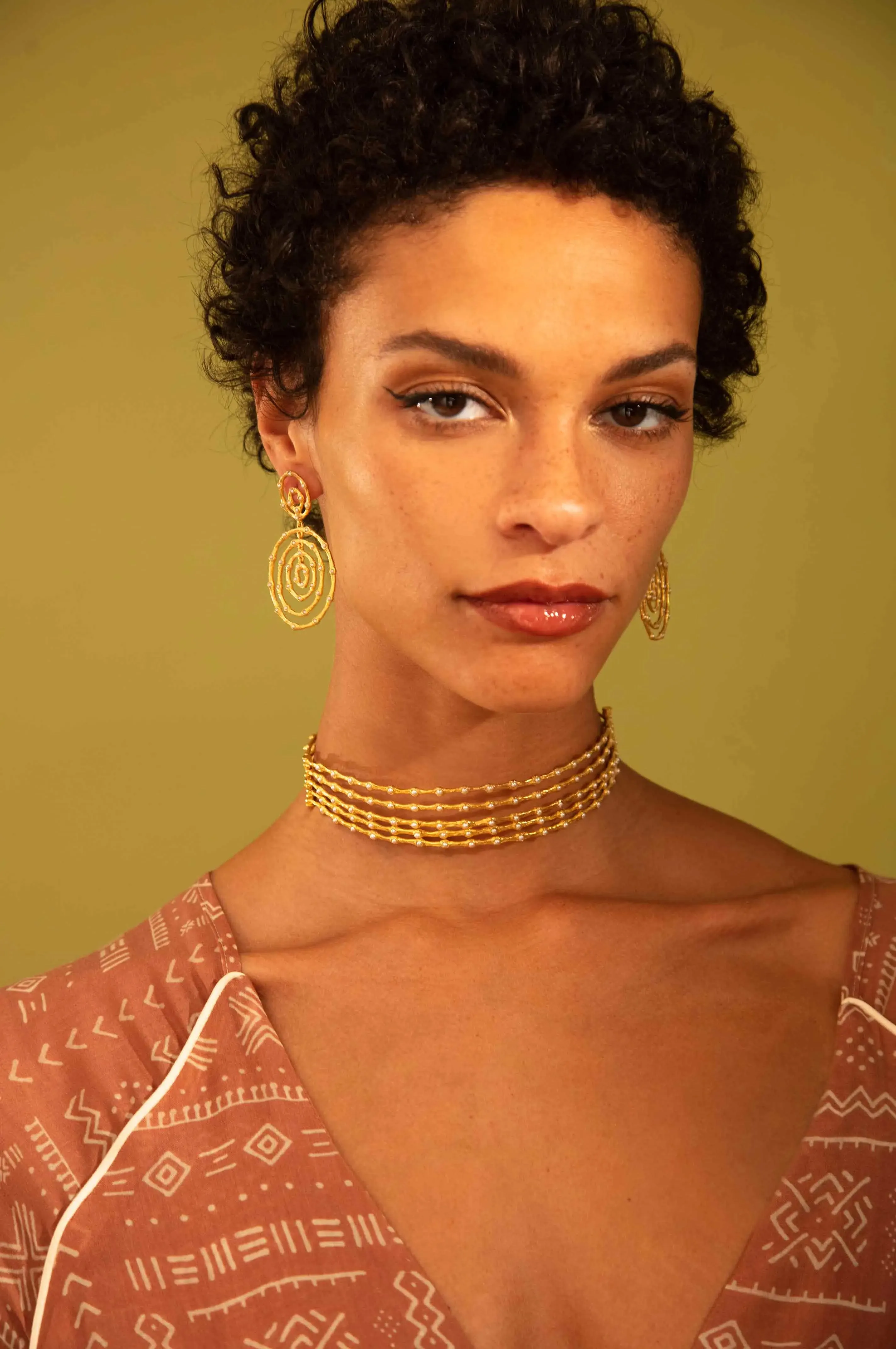 Statement Feminine Waves Choker Necklace With Mini Pearls in Gold